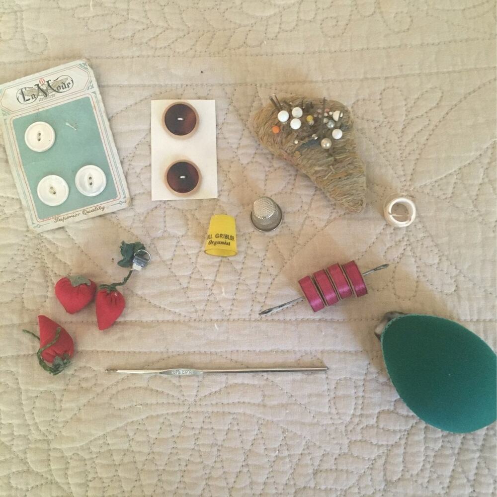 Lot of vintage sewing notions